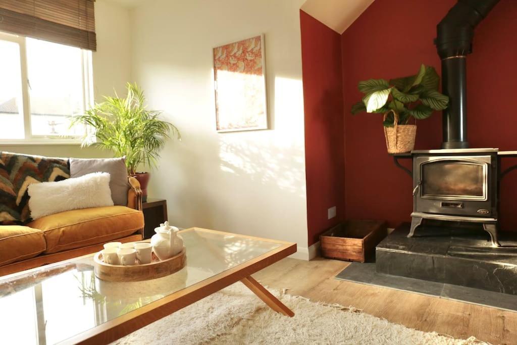 Sunny Seaside Sanctuary - Two Bedroom Apartment Brighton Exterior photo